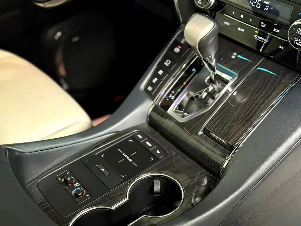 Lexus LM 2022 — фото 20