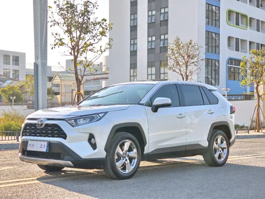 Toyota RAV4 2021 — фото 1