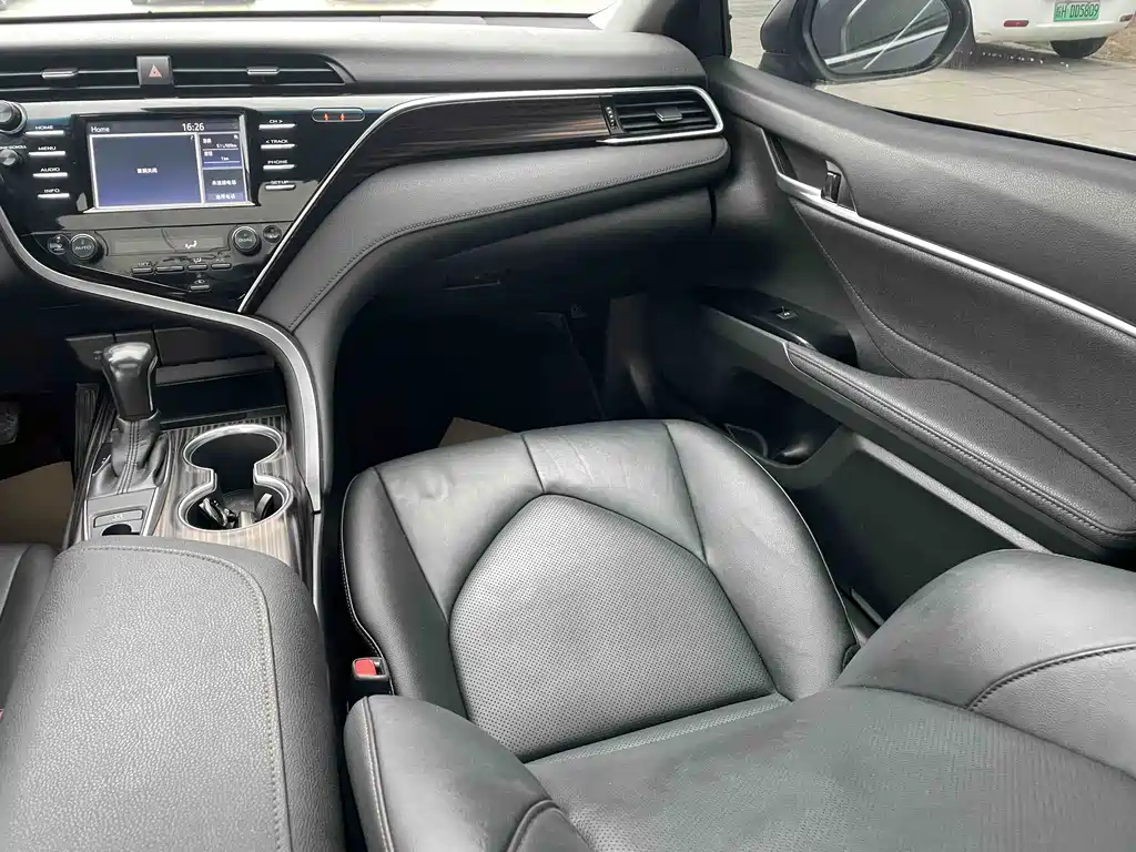 Toyota Camry 2019 — фото 16