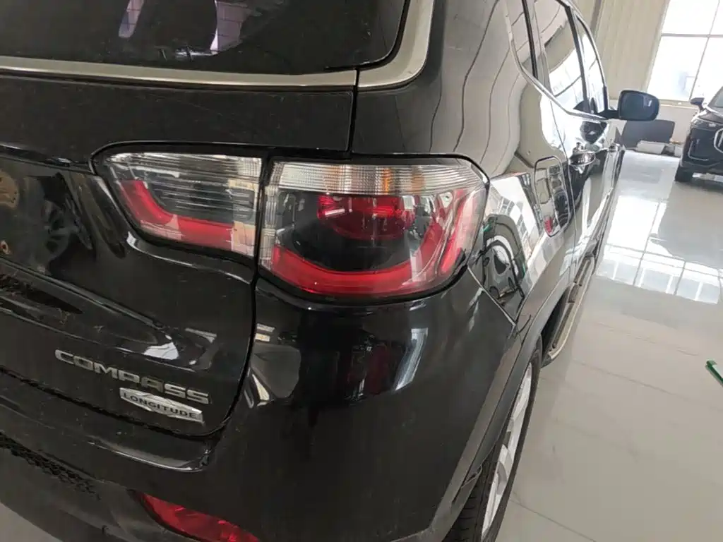 Jeep Compass 2017 — фото 8