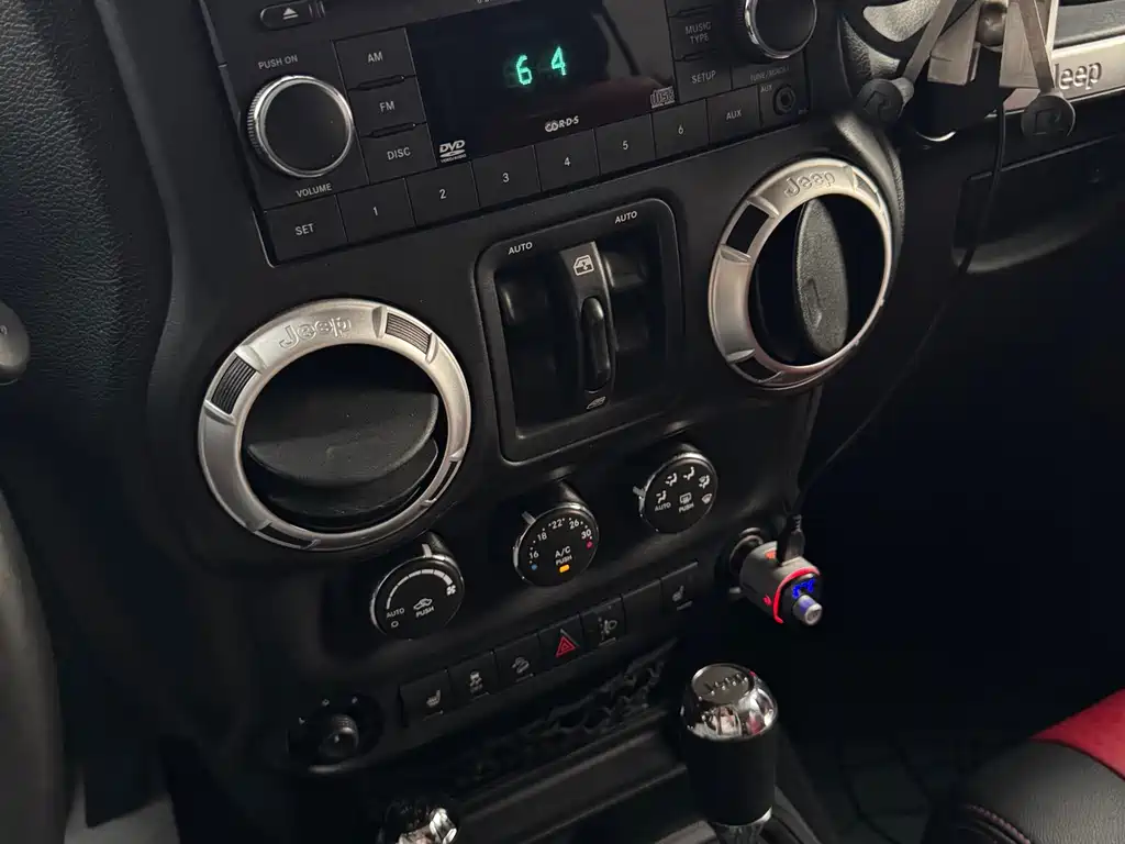 Jeep Wrangler 2012 — фото 16