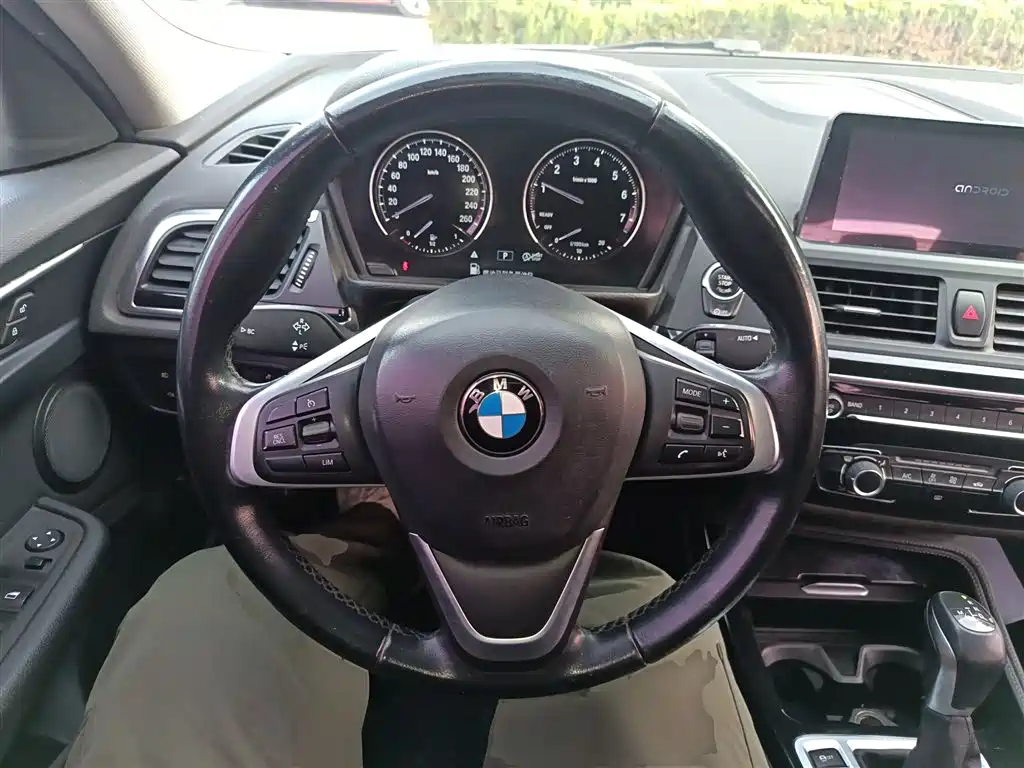 BMW 1 Series 2018 — фото 11