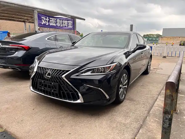 Lexus ES 2023