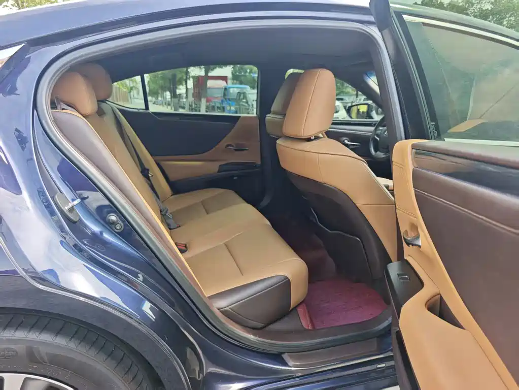 Lexus ES 2021