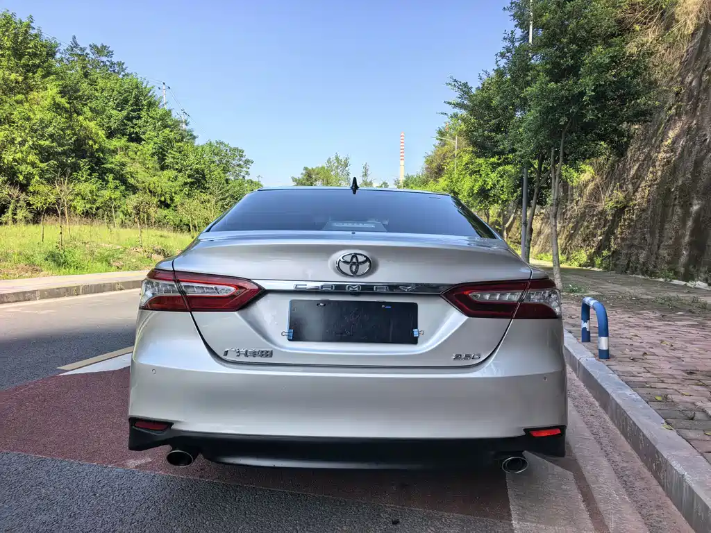 Toyota Camry 2023 — фото 6