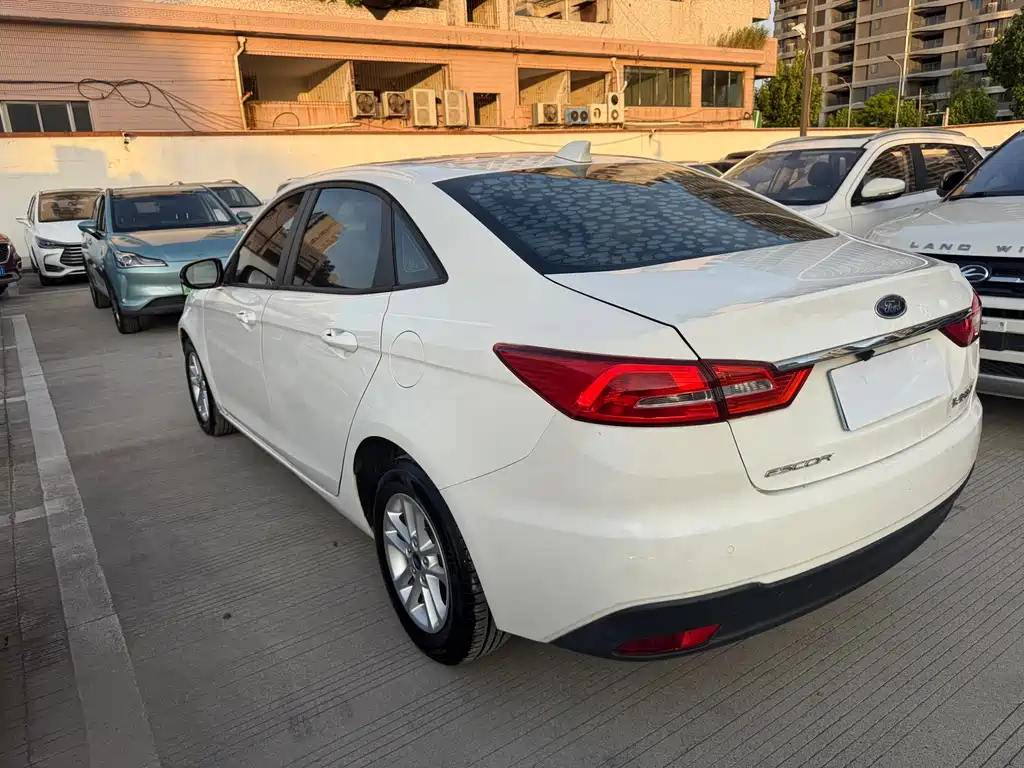 Ford Escort 2019 — фото 11