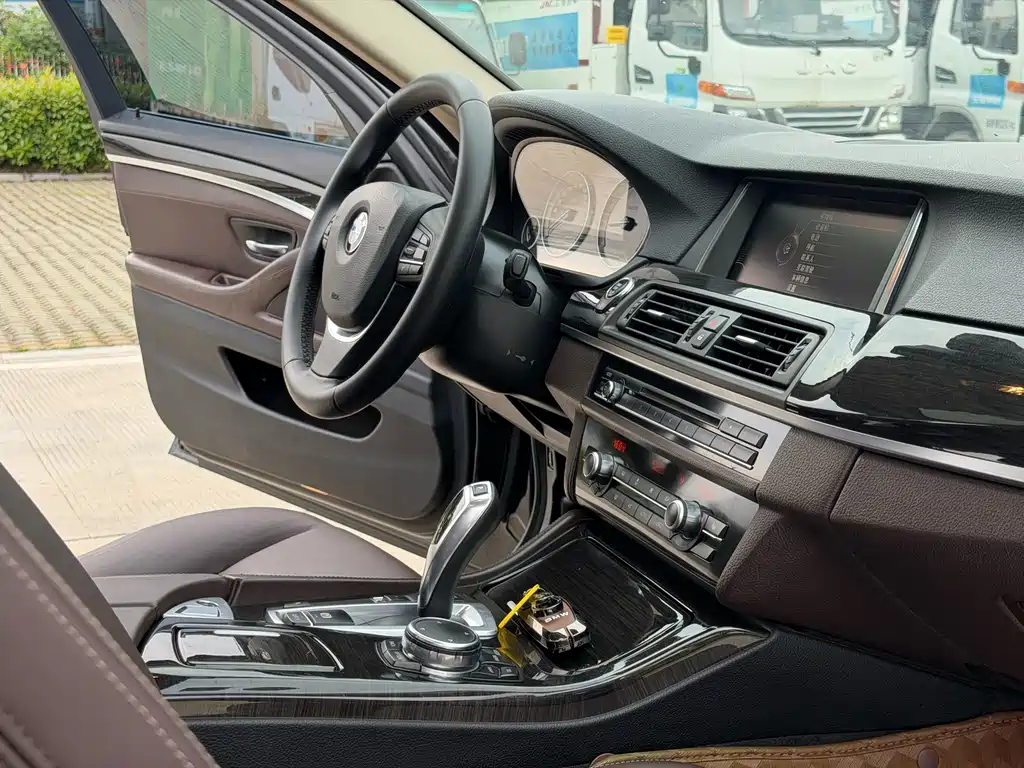 BMW 5 Series 2016 — фото 12