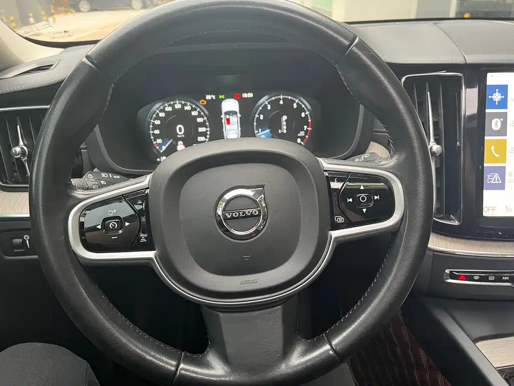 Volvo XC60 2019 — фото 14