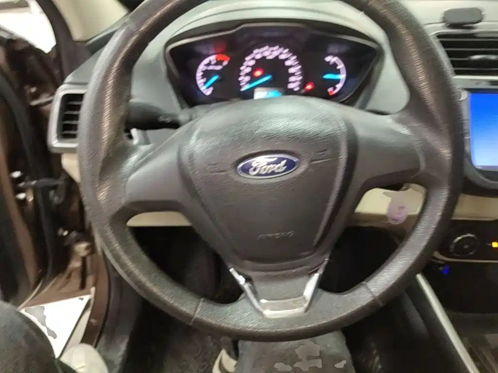 Ford Escort 2018 — фото 11