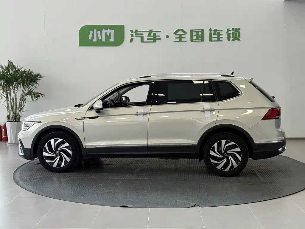 Volkswagen Tiguan L 2023 — фото 3