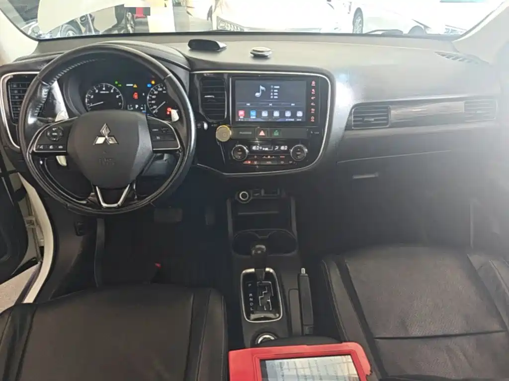 Mitsubishi Outlander 2017 — фото 10