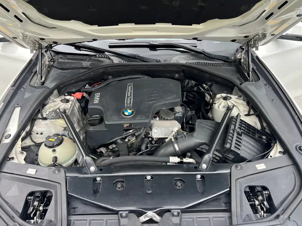 BMW 5 Series 2015 — фото 17