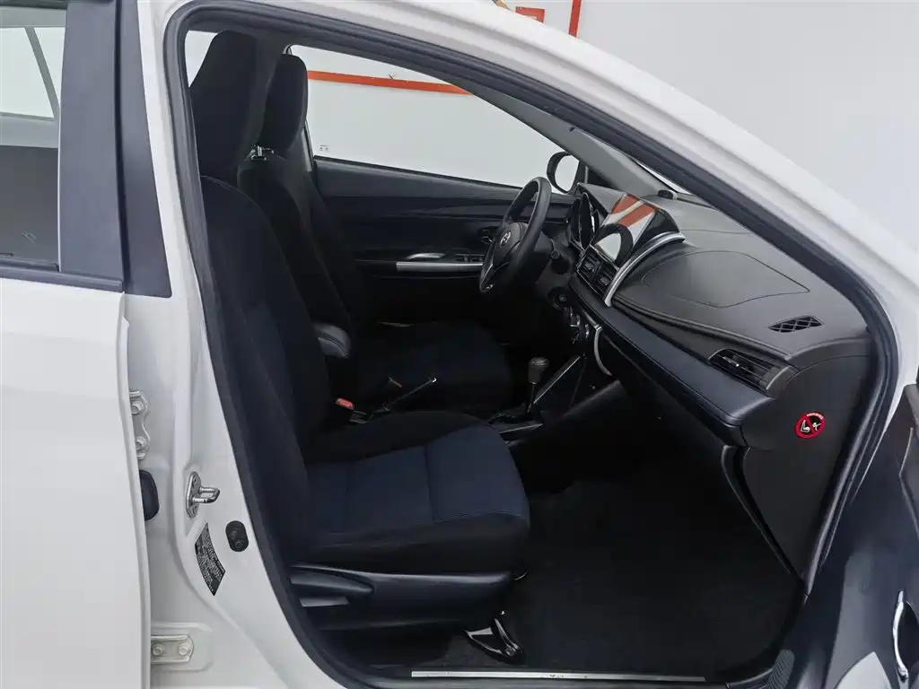 Toyota Yaris L 2015 — фото 23