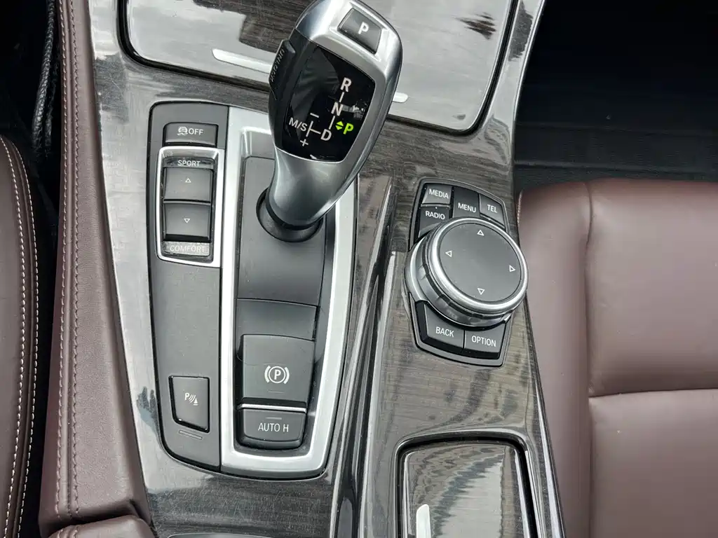 BMW 5 Series 2015 — фото 21