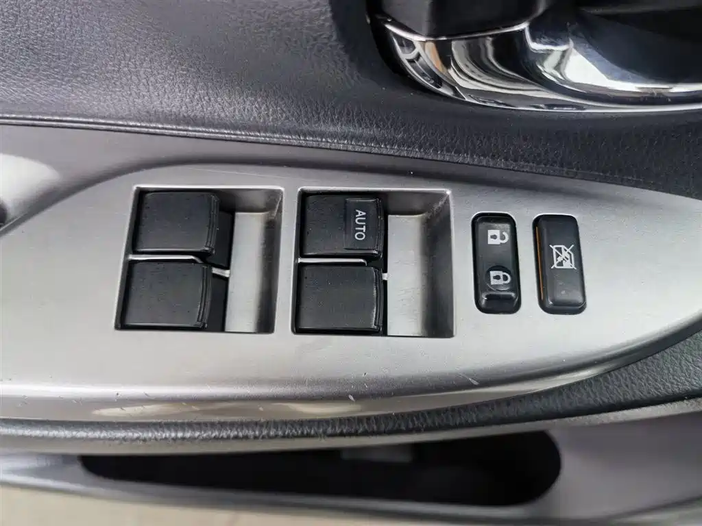 Toyota Yaris L 2015 — фото 9