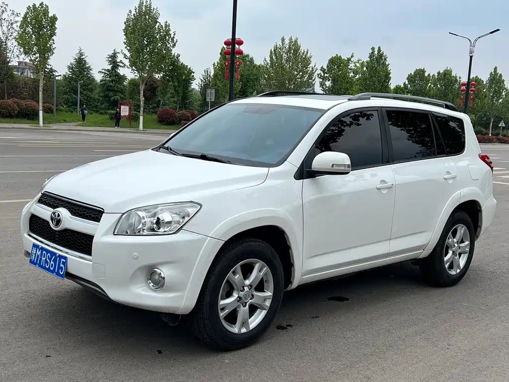 Toyota RAV4 2013 — фото 1