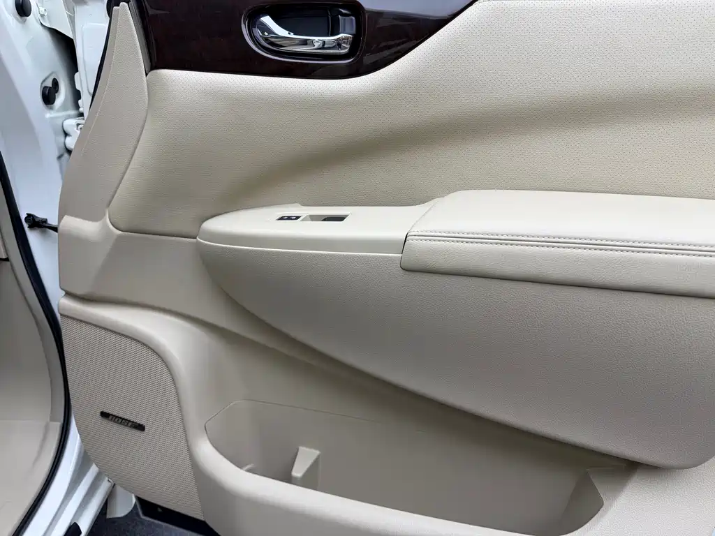 Nissan Quest 2017 — фото 19