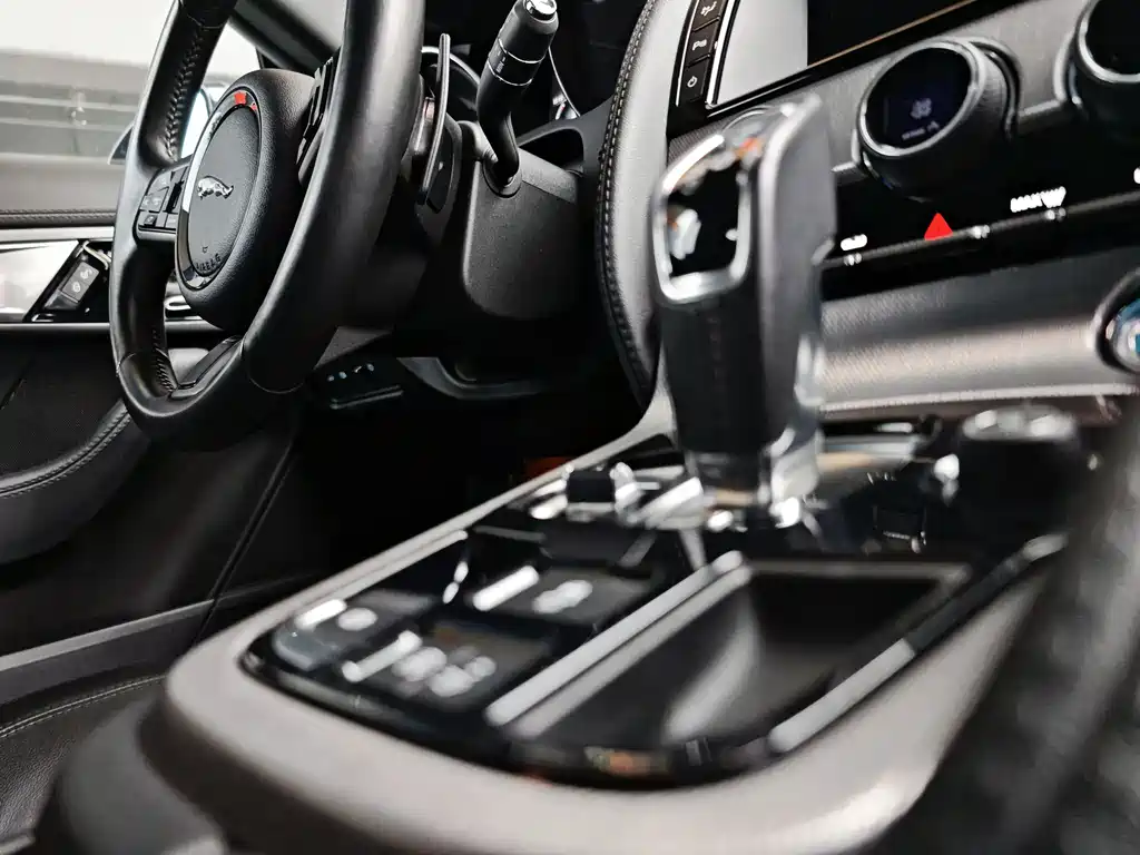 Jaguar F-TYPE 2017 — фото 11