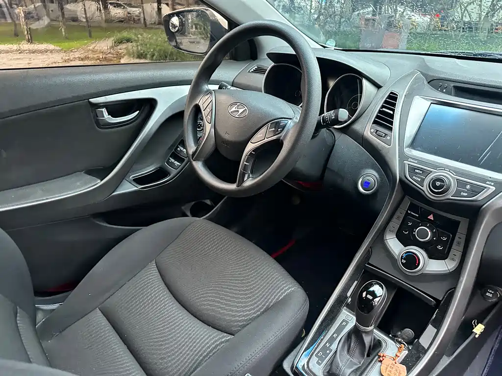 Hyundai Elantra 2017 — фото 17