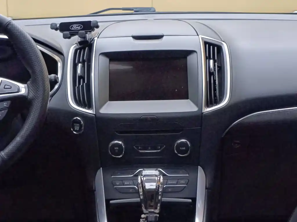Ford Edge 2016 — фото 18