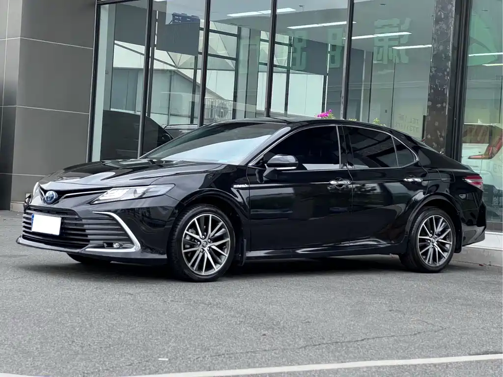 Toyota Camry 2022 — фото 1