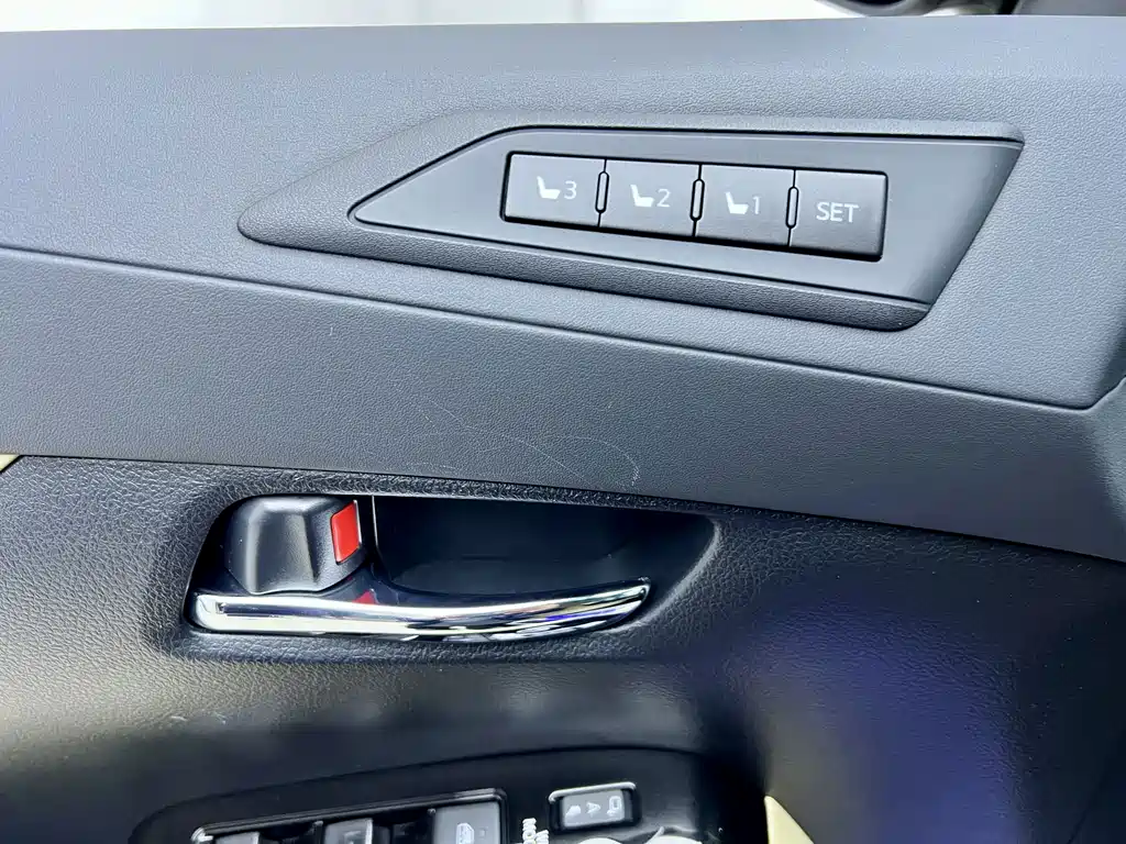 Toyota Alphard 2023 — фото 42