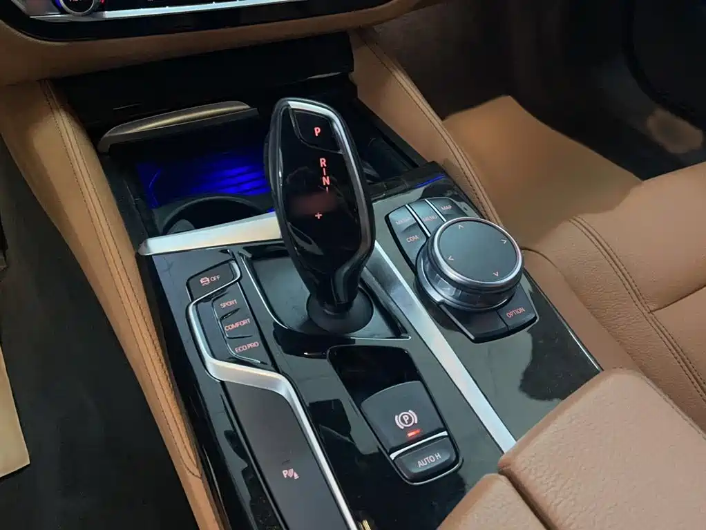 BMW 5 Series 2018 — фото 13