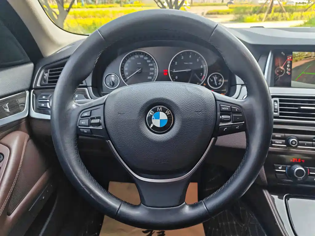 BMW 5 Series 2015 — фото 12