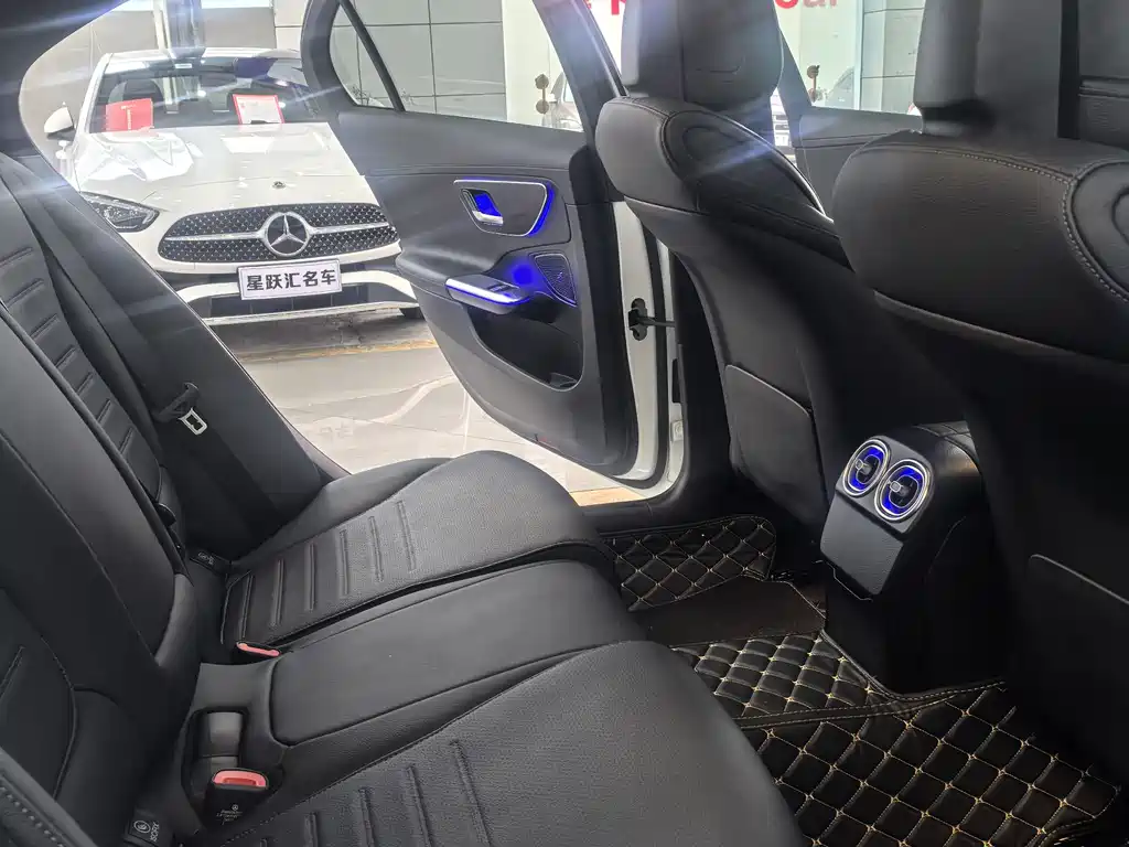 Mercedes-Benz C-Class 2024 — фото 13