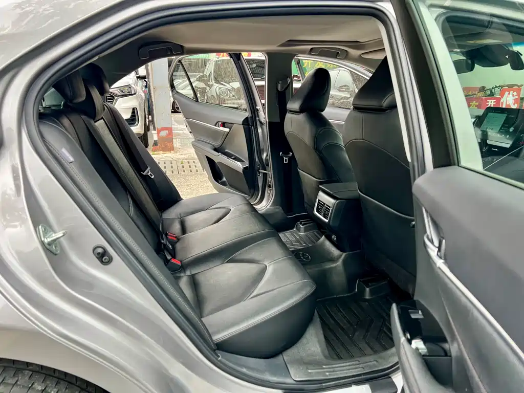 Toyota Camry 2022 — фото 19
