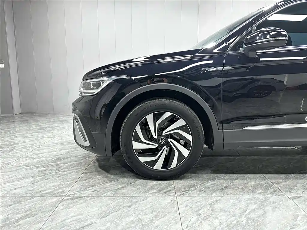 Volkswagen Tiguan L 2023 — фото 8