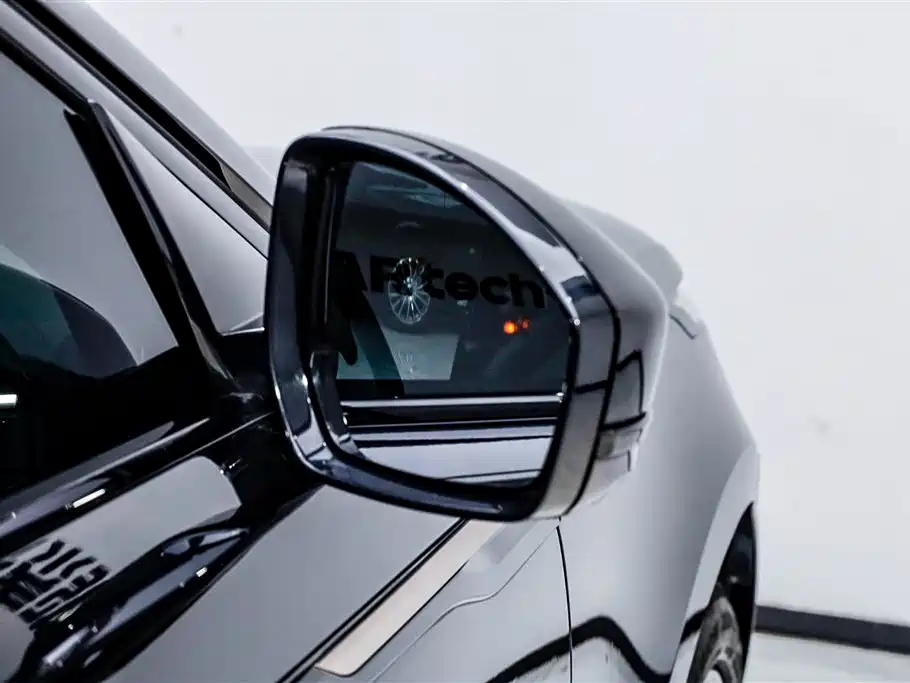 Land Rover Velar 2023 — фото 15
