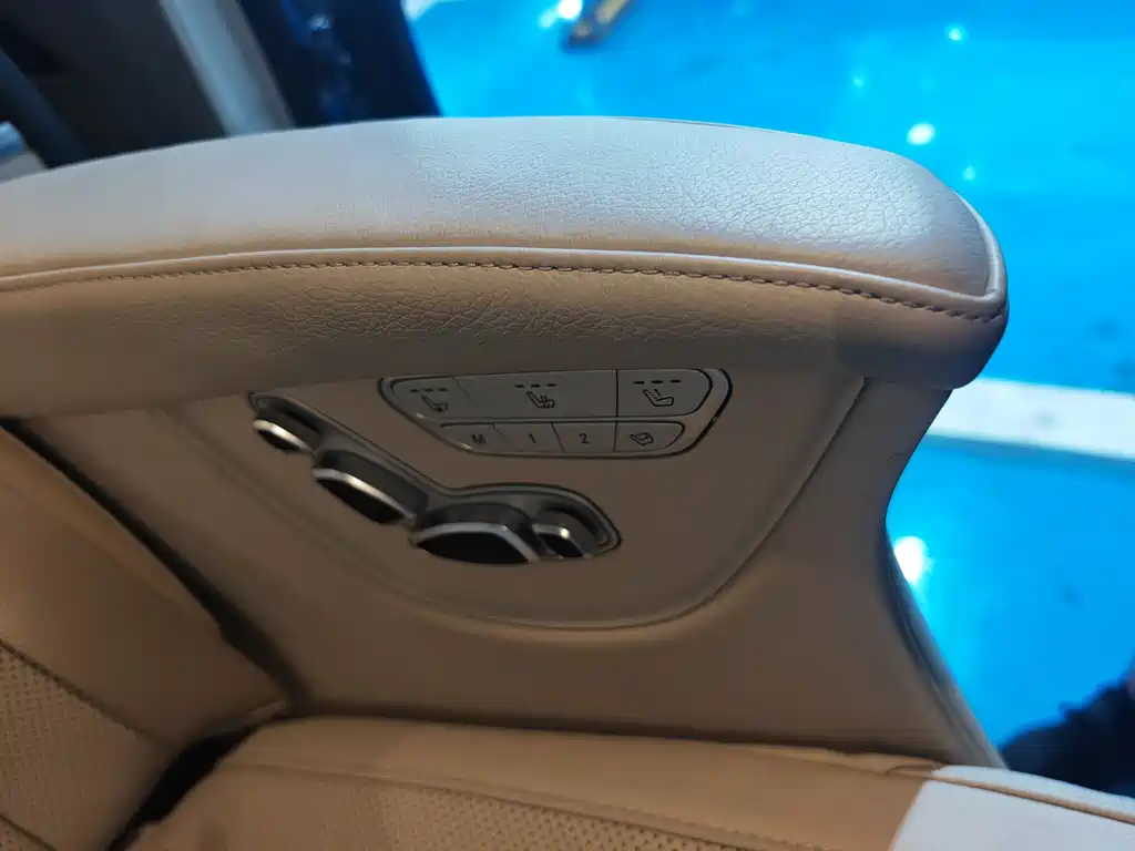 Mercedes-Benz V-Class 2019 — фото 13