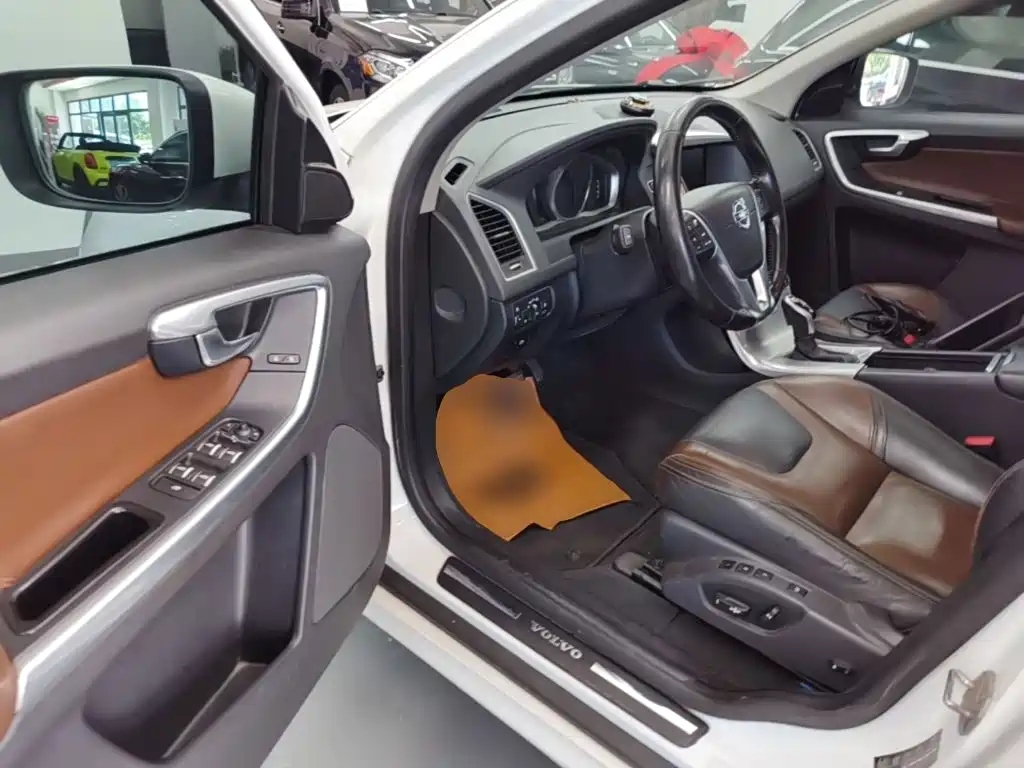 Volvo XC60 2017 — фото 16