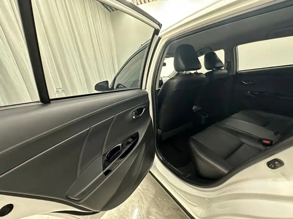 Toyota Yaris L 2022 — фото 8