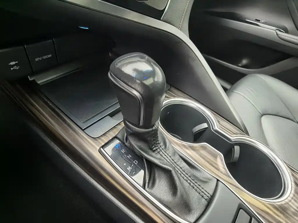 Toyota Camry 2019 — фото 13