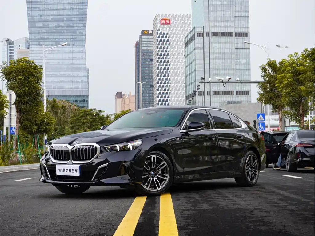 BMW 5 Series 2025 — фото 1