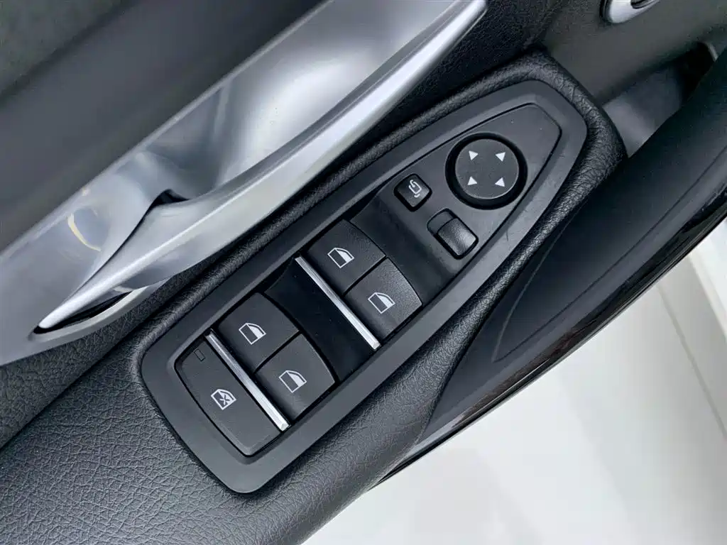 BMW 3 Series 2018 — фото 29