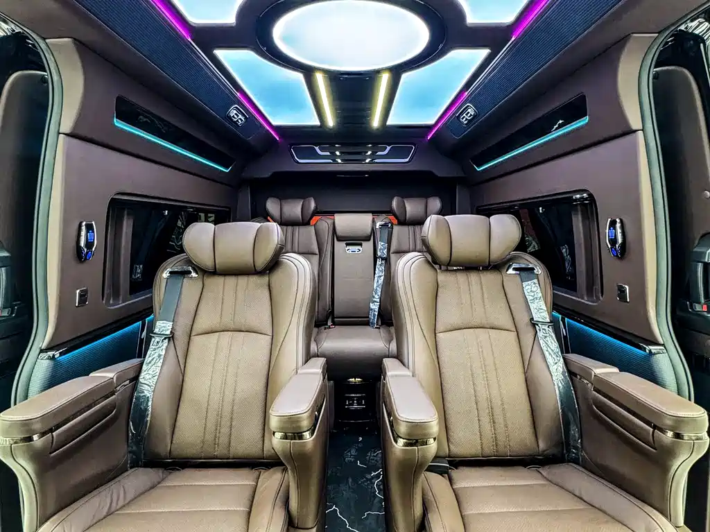 Toyota Hiace — фото 15