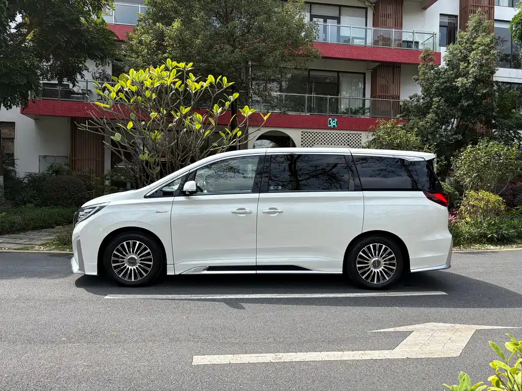 GAC Motor Trumpchi M8 2022 — фото 3