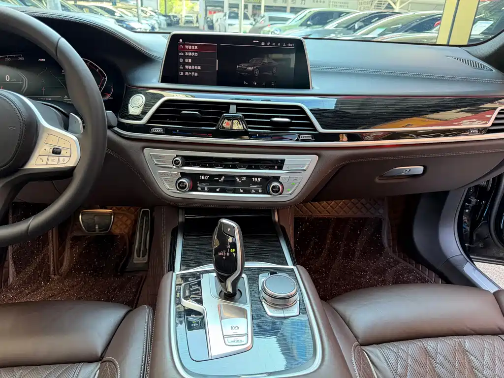 BMW 7 Series 2021 — фото 18