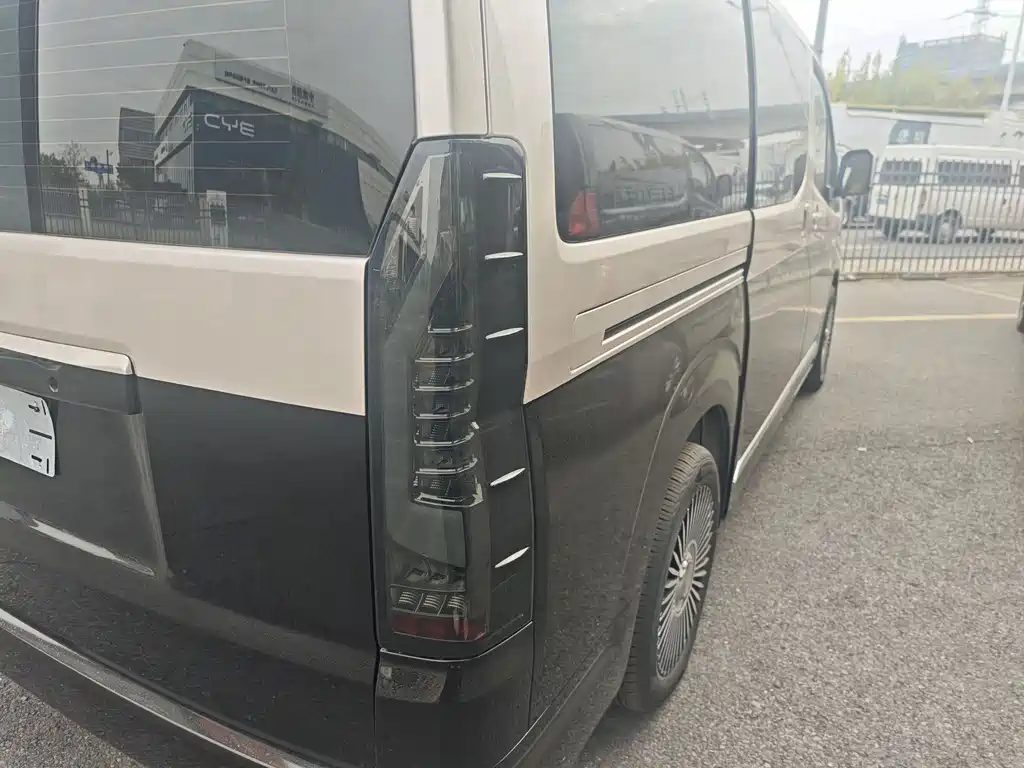 Toyota Hiace — фото 6