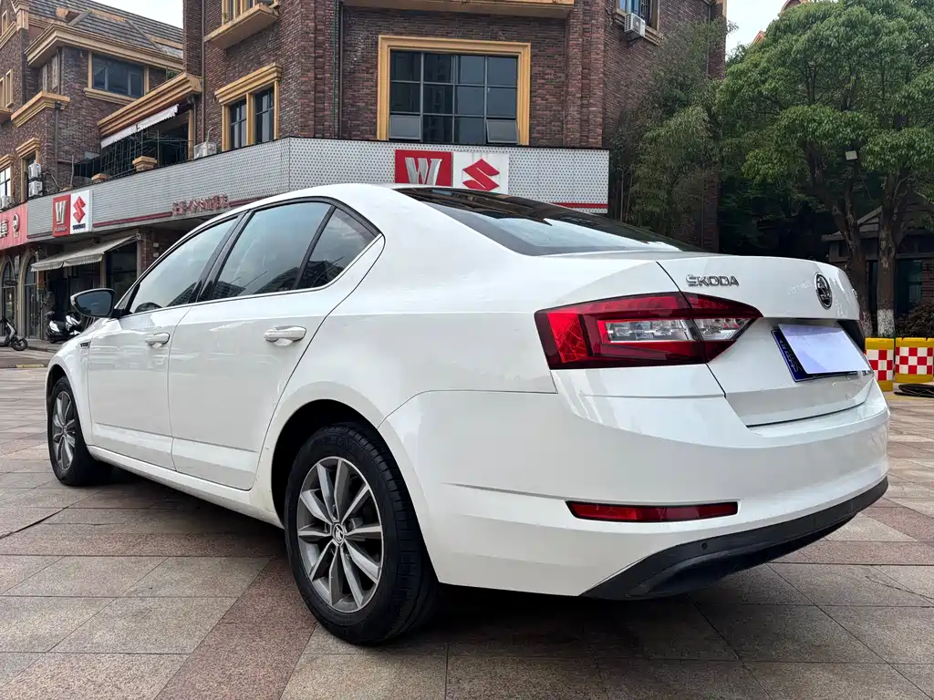 Skoda Octavia 2018 — фото 19