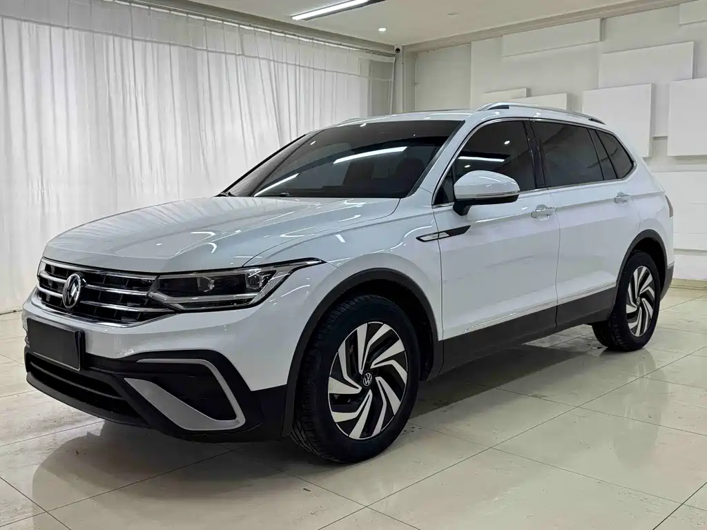 Volkswagen Tiguan L 2023 — фото 1