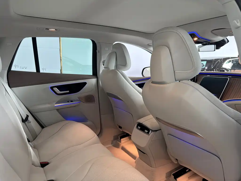 Mercedes-Benz EQE SUV 2023 — фото 10