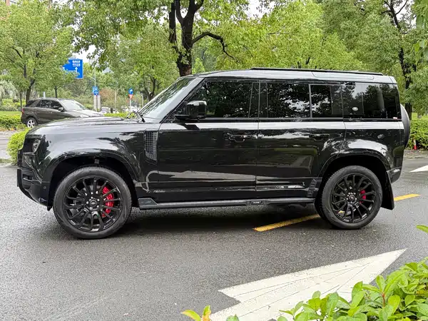 Land Rover Defender 2024