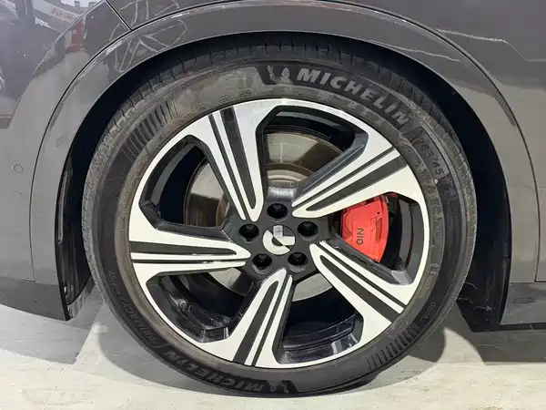 NIO ES8 2025