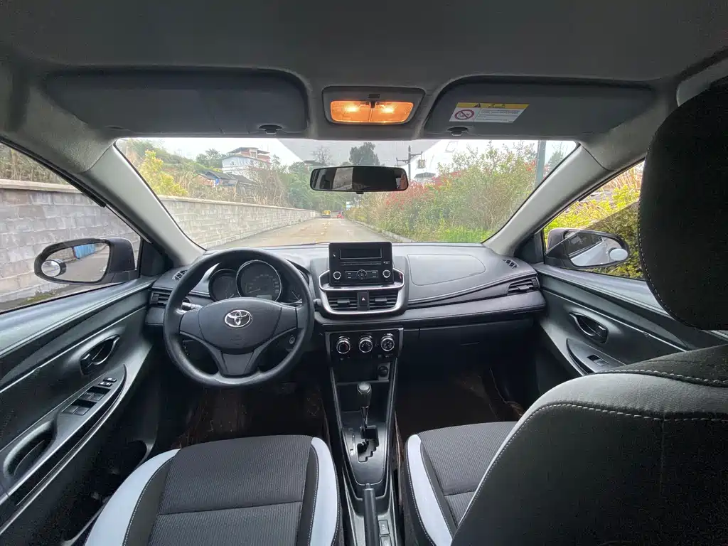 Toyota Yaris L 2020 — фото 10