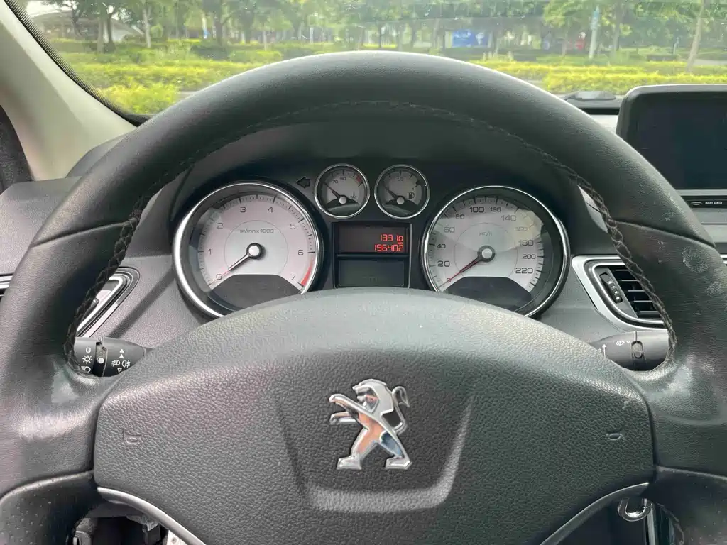 Peugeot 308 2015 — фото 13