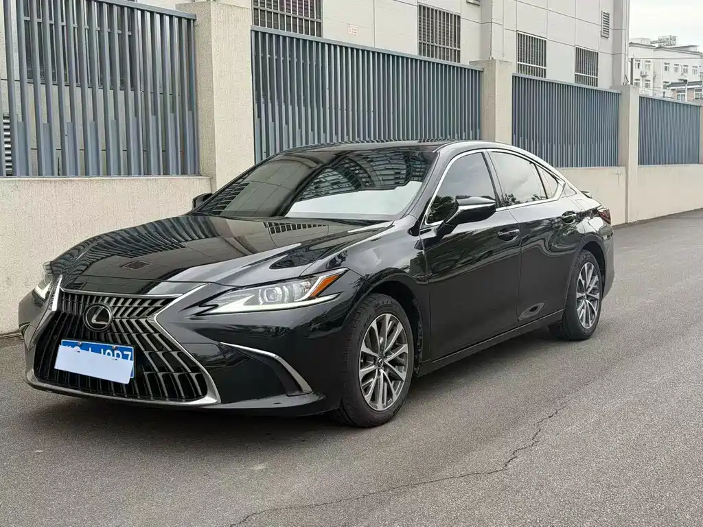 Lexus ES 2023 — фото 1